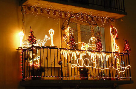 Natale senza luminarie, il Comune premia i balconi più belli