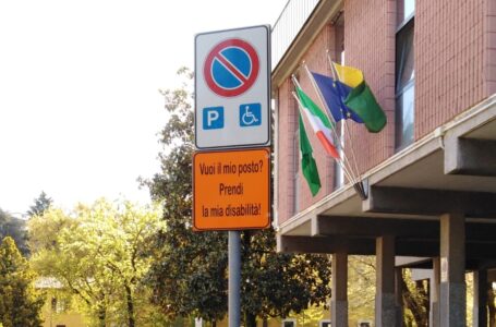 A Cologno cartelli stradali contro gli incivili del parcheggio
